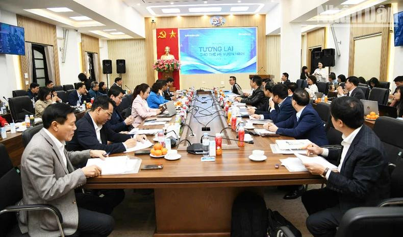 研讨会场景。 研讨会场景。