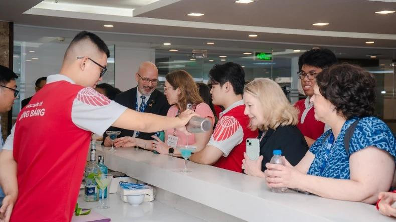 鸿庞大学酒店管理专业学生在实践课程中调制饮品,款待代表团。 鸿庞大学酒店管理专业学生在实践课程中调制饮品,款待代表团。