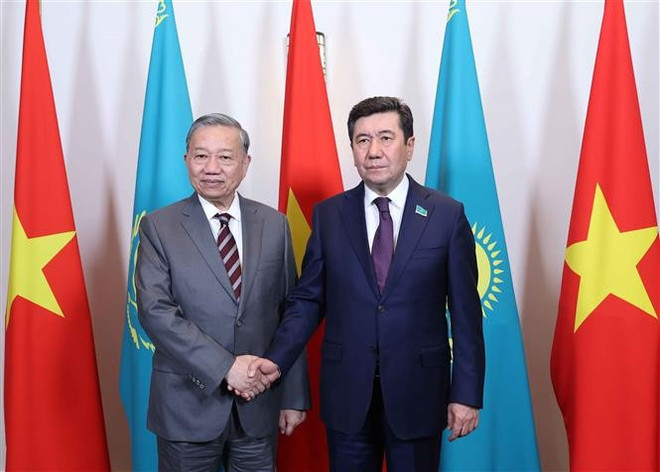 苏林总书记会见哈萨克斯坦议会下院议长叶尔兰·科沙诺夫。