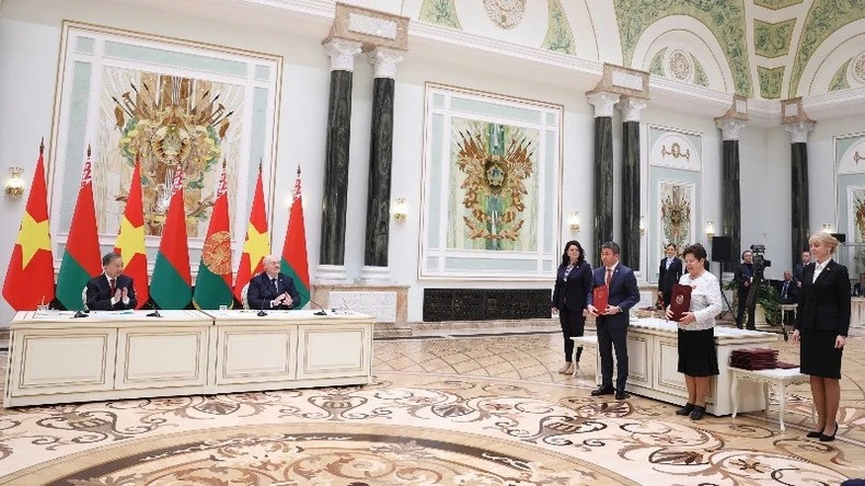 越共中央总书记苏林与白俄罗斯总统亚历山大·卢卡申科共同见证了 《越南友好组织联合会与白俄罗斯对外友好与文化交流协会的合作谅解备忘录》的交换仪式。