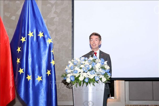 欧盟驻越南代表团团长朱利安·古尔利尔在活动上发表讲话。(图片来源:越通社) 欧盟驻越南代表团团长朱利安·古尔利尔在活动上发表讲话。(图片来源:越通社)