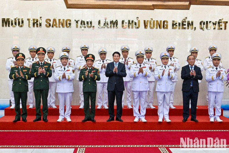 国家主席梁强与国防部、海军军种的各位领导同志及代表们合影。 国家主席梁强与国防部、海军军种的各位领导同志及代表们合影。