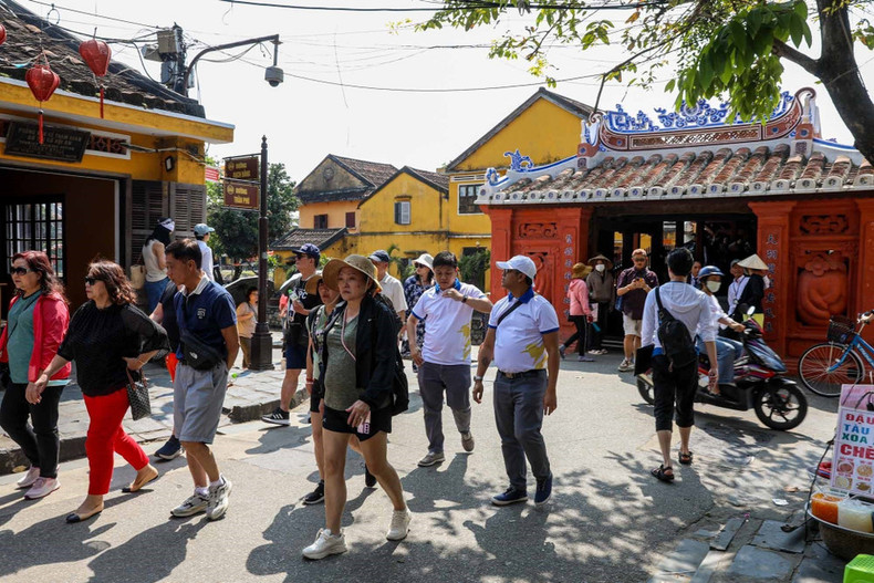 旅游业已成为广南省重要的经济产业,为该省经济社会发展作出重要贡献。 旅游业已成为广南省重要的经济产业,为该省经济社会发展作出重要贡献。