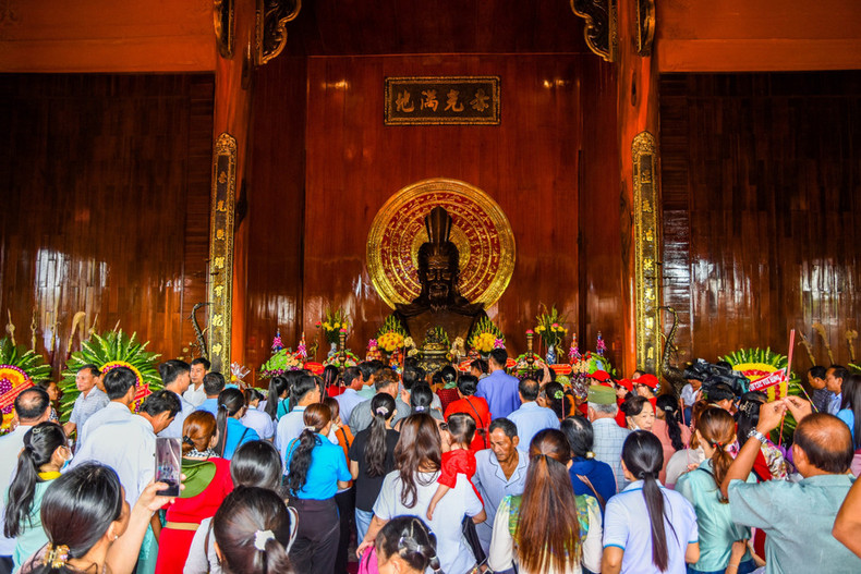 在全国各地纷纷举行雄王祭祖仪式的同时,2025年4月7日(即农历三月初十),在金瓯省太平县新富乡交口村雄王祠,金瓯省党委、政府和人民庄重举行雄王祭祖仪式,表达深切的敬意与感恩之心。 在全国各地纷纷举行雄王祭祖仪式的同时,2025年4月7日(即农历三月初十),在金瓯省太平县新富乡交口村雄王祠,金瓯省党委、政府和人民庄重举行雄王祭祖仪式,表达深切的敬意与感恩之心。