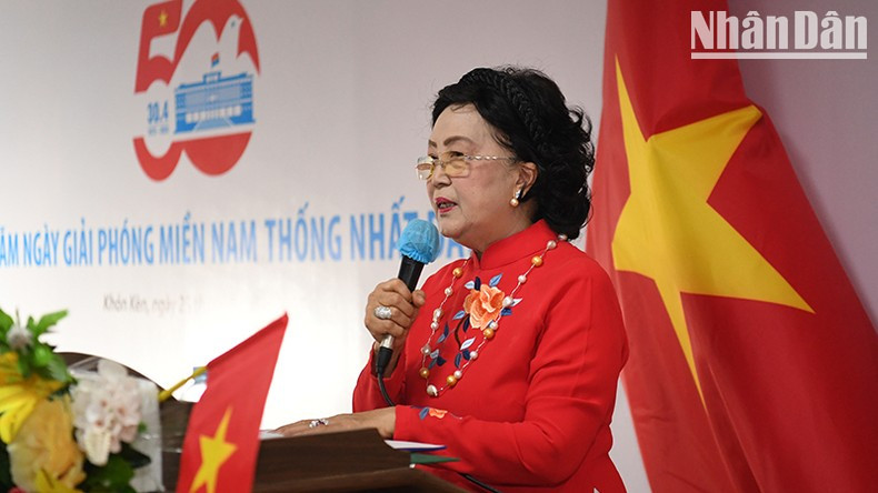 邓氏女女士在活动上分享感想。 邓氏女女士在活动上分享感想。