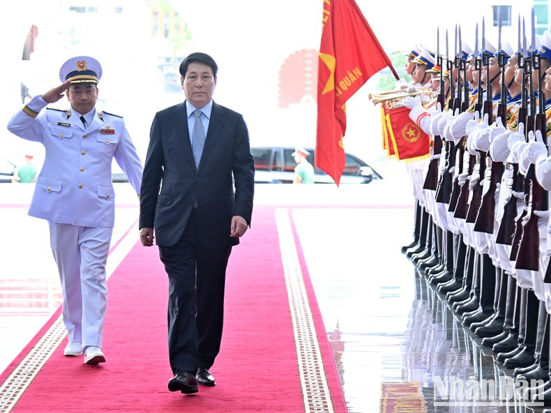 国家主席梁强在纪念仪式上检阅仪仗队。 国家主席梁强在纪念仪式上检阅仪仗队。