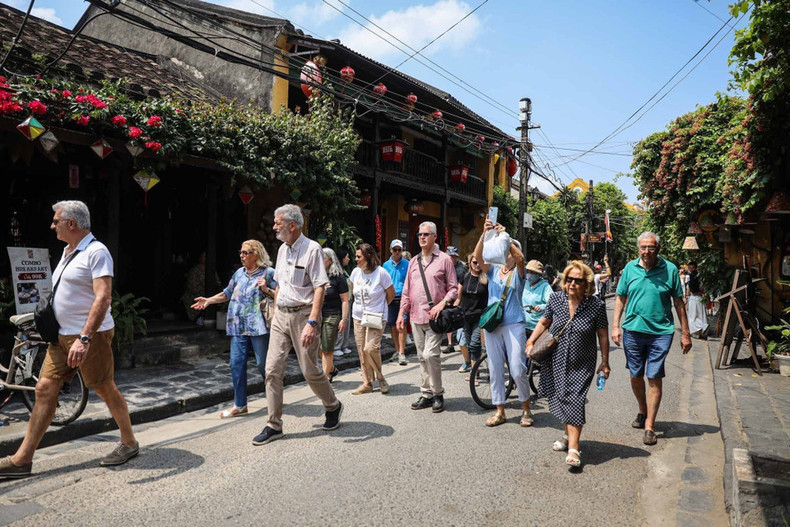 国际游客参观会安古镇。 国际游客参观会安古镇。