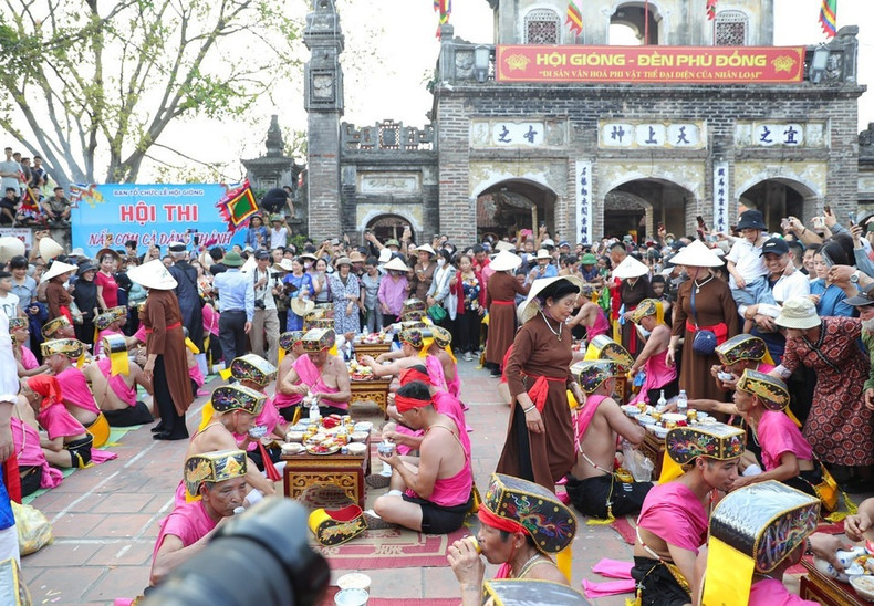 今年的荣圣庙会于5月6日(即农历四月初九)举行。图为在寺庙院子里举行的犒赏士兵仪式。 今年的荣圣庙会于5月6日(即农历四月初九)举行。图为在寺庙院子里举行的犒赏士兵仪式。