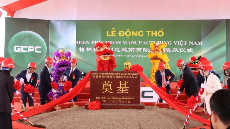 代表们举行Green Precision Manufacturing Vietnam公司精密电子元件工厂项目奠基仪式。 代表们举行Green Precision Manufacturing Vietnam公司精密电子元件工厂项目奠基仪式。