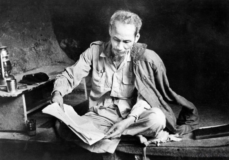 胡志明主席不仅是一位杰出的新闻工作者，同时也是一位积极的新闻读者。他养成了每天认真阅读报纸的习惯。图为：抗法战争时期，胡志明主席在越北根据地抽空阅读报纸。