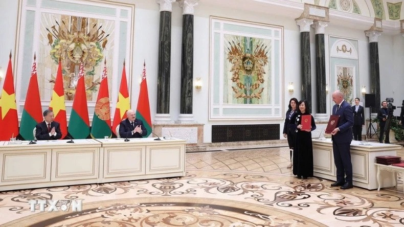 越共中央总书记苏林与白俄罗斯总统亚历山大·卢卡申科共同见证了《越南卫生部与白俄罗斯卫生部关于制药领域合作的谅解备忘录》的交换仪式。