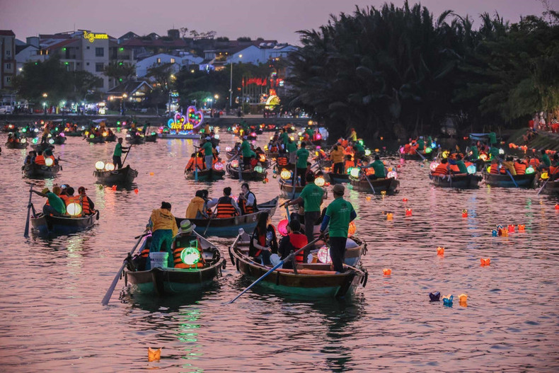 淮江上船只来来往往,载着游客游览会安古镇。 淮江上船只来来往往,载着游客游览会安古镇。