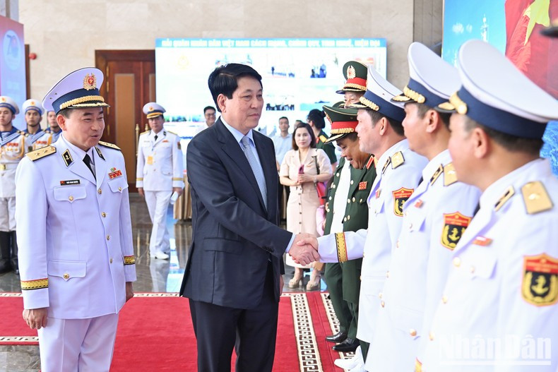 国家主席梁强与海军军种的各位领导同志亲切握手。 国家主席梁强与海军军种的各位领导同志亲切握手。