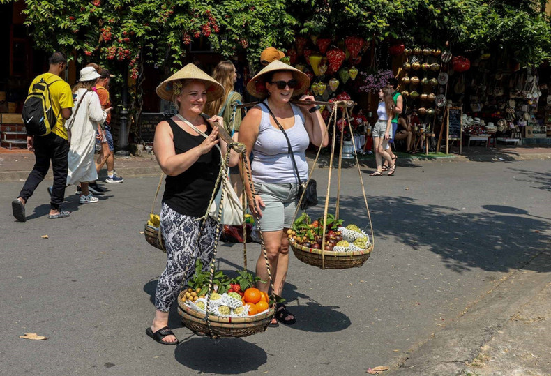 国际游客体验广南文化。 国际游客体验广南文化。