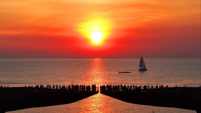 “吻“桥的美景——富国岛备受游客青睐的热门景点。图片来源:人民报网 “吻“桥的美景——富国岛备受游客青睐的热门景点。图片来源:人民报网