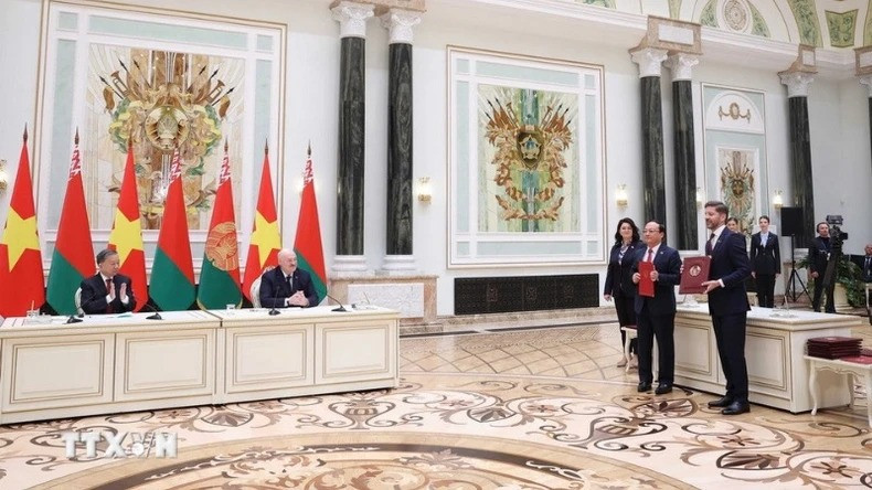 越共中央总书记苏林与白俄罗斯总统亚历山大·卢卡申科共同见证了《越南之声广播电台与白俄罗斯国家广播电视台的合作协议》的交换仪式。