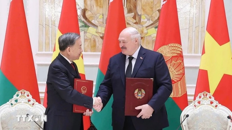 越共中央总书记苏林与白俄罗斯总统亚历山大·卢卡申科签署了关于建立越南－白俄罗斯战略伙伴关系的联合声明。