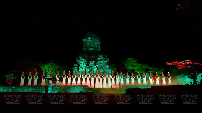 夜幕中的美山神秘而迷人。(图片来源:越南画报) 夜幕中的美山神秘而迷人。(图片来源:越南画报)