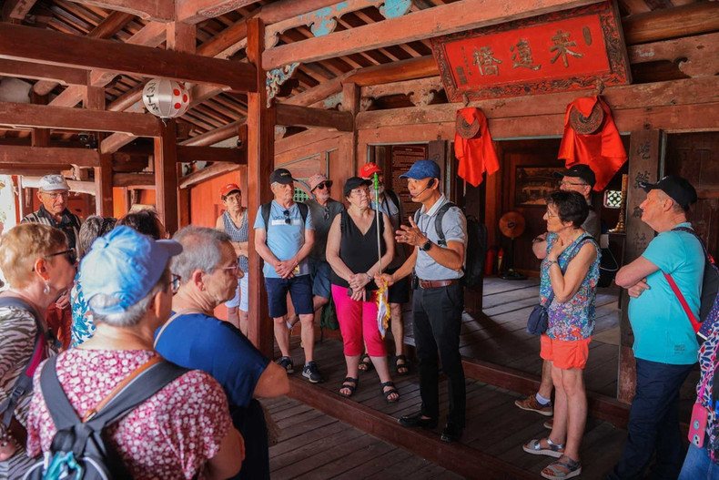 2025年前3个月,广南省共接待172.5万名国际游客前来参观和了解当地文化历史。 2025年前3个月,广南省共接待172.5万名国际游客前来参观和了解当地文化历史。