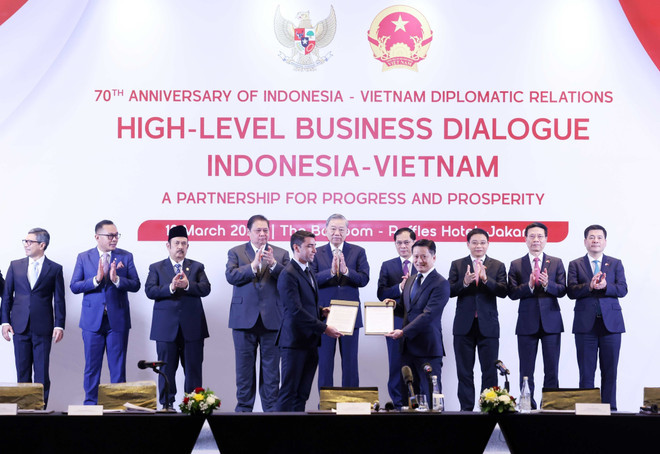 苏林总书记与各位代表共同出席双方企业和组织机构有关教育、技术、农业等领域的谅解备忘录签字仪式。（图片来源：越通社）