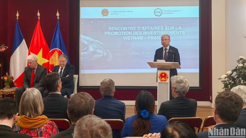 丁全胜大使在5月15日举行的越法投资促进研讨会上发表讲话。 丁全胜大使在5月15日举行的越法投资促进研讨会上发表讲话。