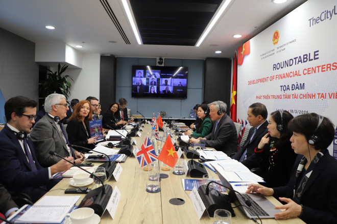 越南政府常务副总理阮和平出席关于建设和开发国际金融中心的座谈会。