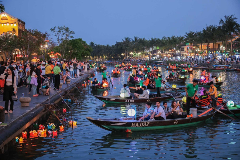 广南旅游业正在进入新的增长阶段,确立了其作为该省重要经济产业的地位。 广南旅游业正在进入新的增长阶段,确立了其作为该省重要经济产业的地位。