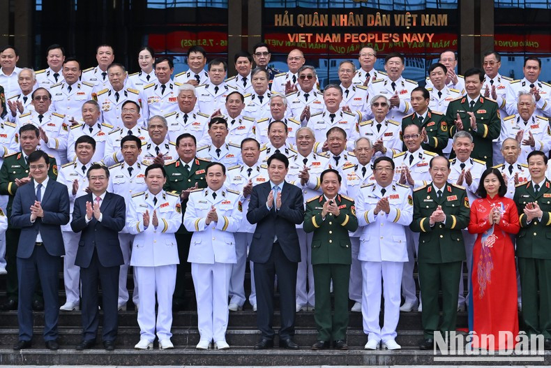 越南国家主席梁强与与会代表们合影。 越南国家主席梁强与与会代表们合影。