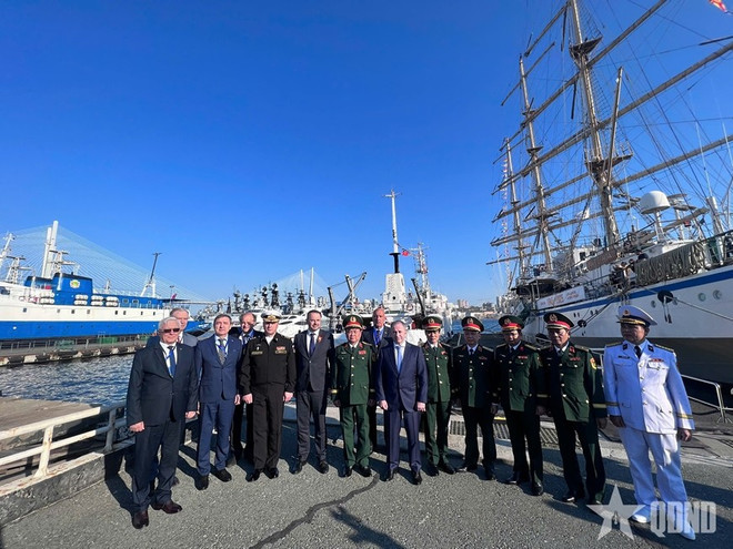 参加研究船交接仪式的代表们。（图片来源：《人民军报》）