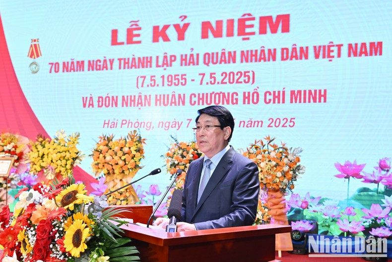 国家主席梁强在仪式上发表讲话。 国家主席梁强在仪式上发表讲话。