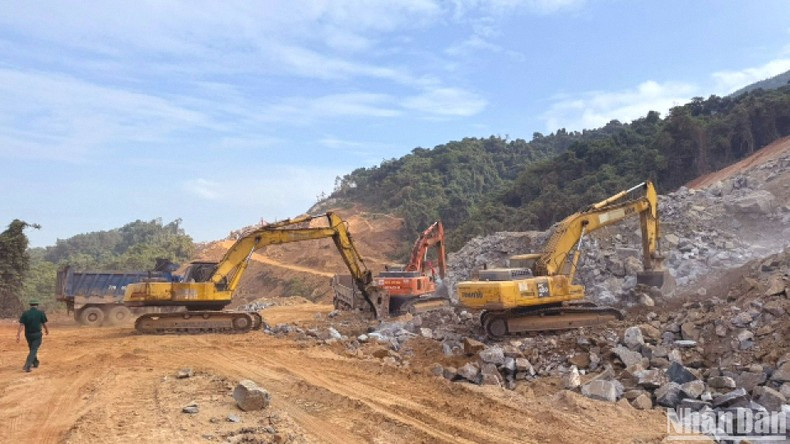 加快北南高速公路怀仁-归仁路段的施工进度。 加快北南高速公路怀仁-归仁路段的施工进度。