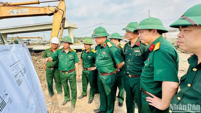 第12军团司令阮友玉少将在怀仁—归仁路段施工现场进行检查督导。 第12军团司令阮友玉少将在怀仁—归仁路段施工现场进行检查督导。