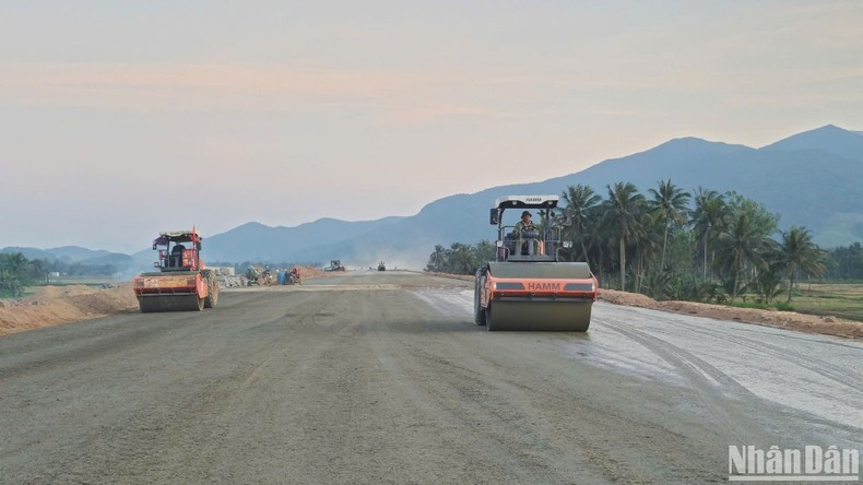 和联-翠弯公路施工现场的工作场景。该路线途经岘港市和旺县的和联、和山、和仁三乡。 和联-翠弯公路施工现场的工作场景。该路线途经岘港市和旺县的和联、和山、和仁三乡。