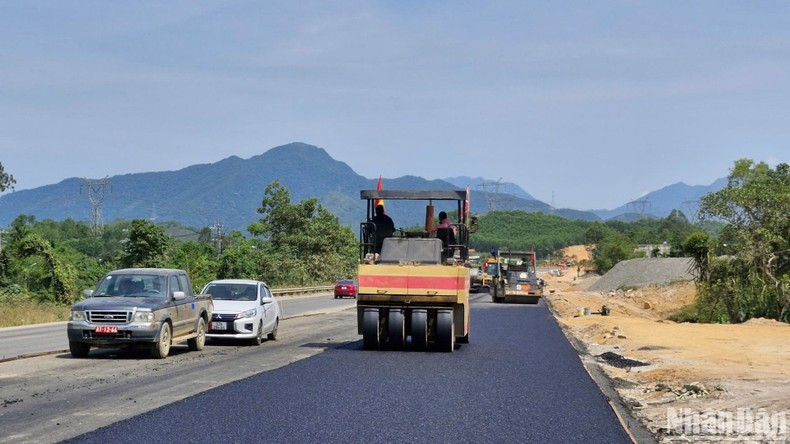 和联-翠弯公路施工现场的工作场景。该路线途经岘港市和旺县的和联、和山、和仁三乡。 和联-翠弯公路施工现场的工作场景。该路线途经岘港市和旺县的和联、和山、和仁三乡。