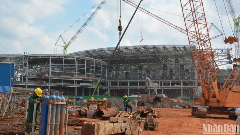 龙城国际机场建设项目工地上的工作场景。 龙城国际机场建设项目工地上的工作场景。