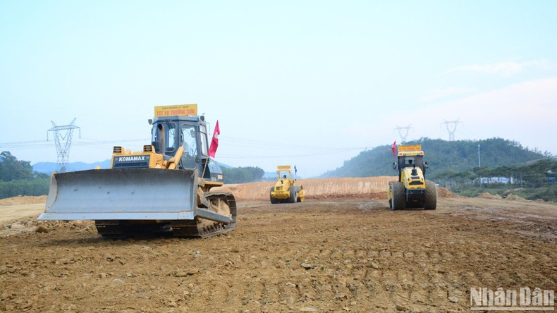 龙城国际机场建设项目工地上的工作场景。 龙城国际机场建设项目工地上的工作场景。