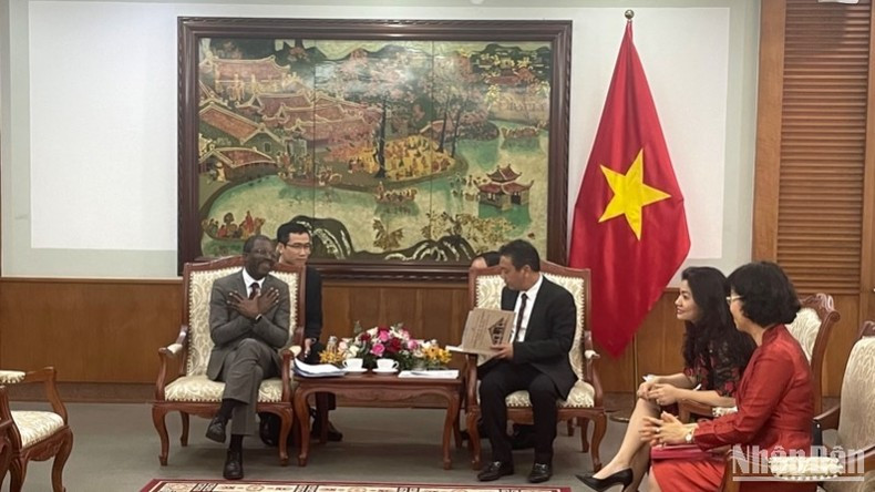 联合国教科文组织世界遗产中心主任拉扎尔·埃隆杜·阿索莫与越南文化体育旅游部领导举行工作会议。(玉莲 摄) 联合国教科文组织世界遗产中心主任拉扎尔·埃隆杜·阿索莫与越南文化体育旅游部领导举行工作会议。(玉莲 摄)