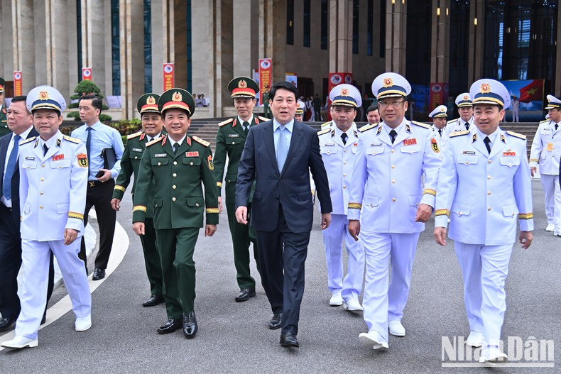 国家主席梁强与国防部、海军军种各位领导同志出席纪念仪式。 国家主席梁强与国防部、海军军种各位领导同志出席纪念仪式。