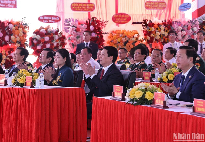 国家主席梁强与党和国家领导人共同出席纪念庆典。 国家主席梁强与党和国家领导人共同出席纪念庆典。