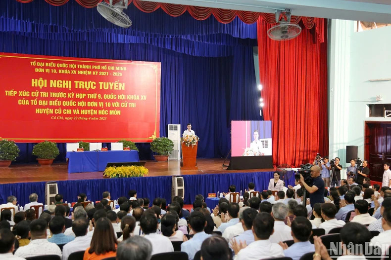 越南国家主席梁强和胡志明市国会代表团第十单位国会代表小组接触古芝和旭门两县选民。