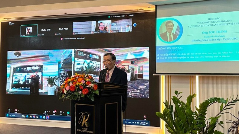 美国—越南商会执行经理乔·中·郑先生在研讨会上发表讲话。