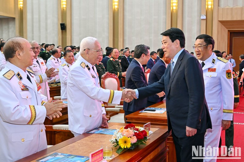 国家主席梁强与原海军军种各位领导同志亲切握手。 国家主席梁强与原海军军种各位领导同志亲切握手。
