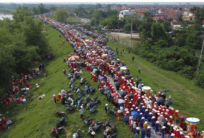 荣圣庙会吸引了众多扶董乡居民的热情参与。 荣圣庙会吸引了众多扶董乡居民的热情参与。