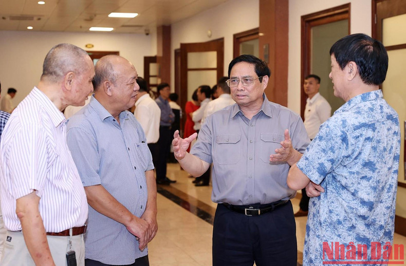 范明正总理与与会专家交谈。 范明正总理与与会专家交谈。