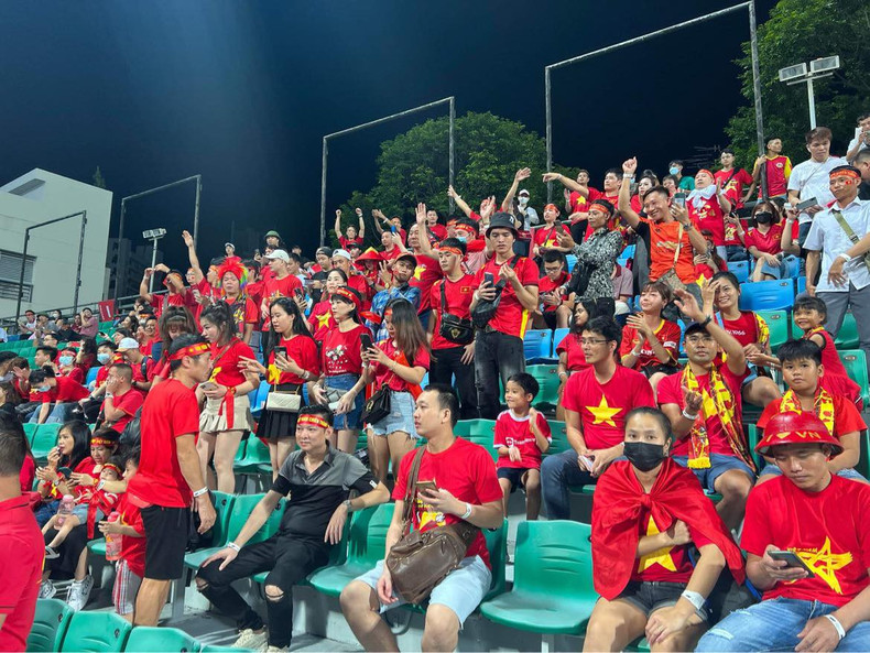 越南球迷在体育场上助威。(完) 越南球迷在体育场上助威。(完)