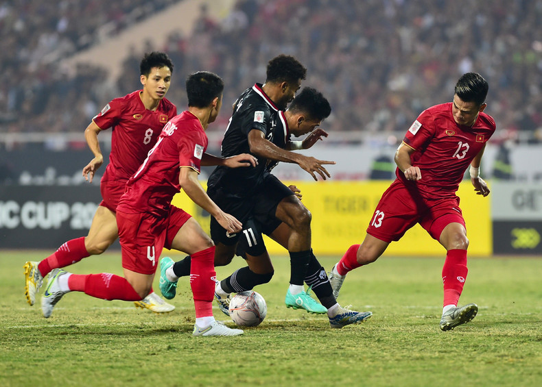 两队球员激烈拼抢。