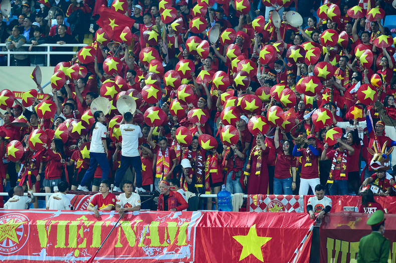 越南球迷在体育场上助威。