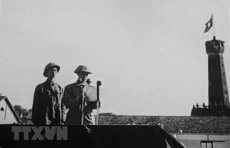 1954年10月10日下午15时，308号大团司令员、河内军政委员会主席王承羽少将在旗柱区举行的首都解放日首个向国旗敬礼仪式上宣读胡志明主席致首都同胞的号召书（图片来源：越通社）