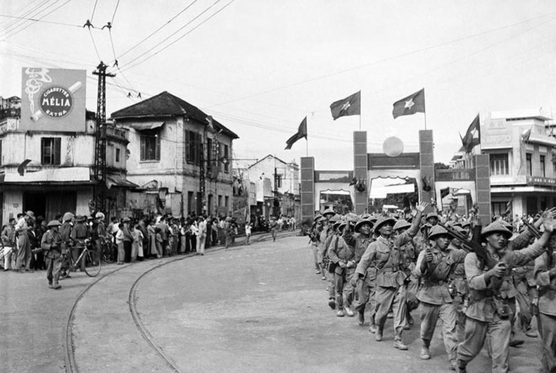 1954年10月10日上午，308号大团首都团的步兵部队从南门区进入首都。（图片来源：越通社）