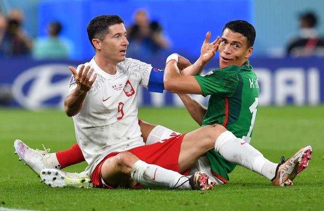 罗伯特•莱万多夫斯基遭受犯规。 罗伯特•莱万多夫斯基遭受犯规。